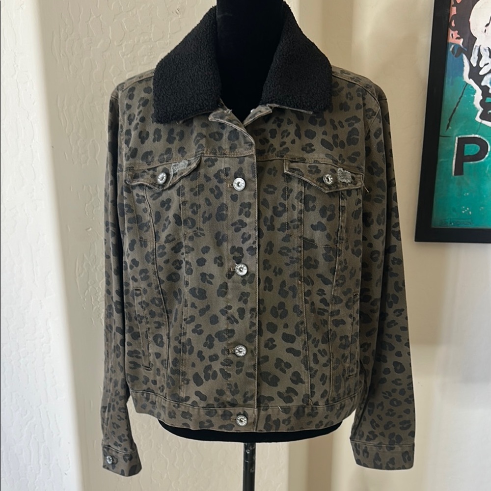 NWOT Women’s Stylish Rock & Republic Leopard Print Denim Jacket Size XL